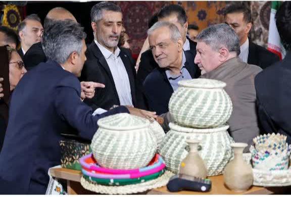 حضور رییس جمهور پزشکیان به همراه معاون امور توسعه روستایی و مناطق محروم رییس جمهور و در غرفه توانمندی های  زنان روستایی سازمان جنوب کرمان